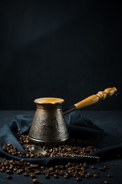 Caffè turco in un cezve, la colazione.