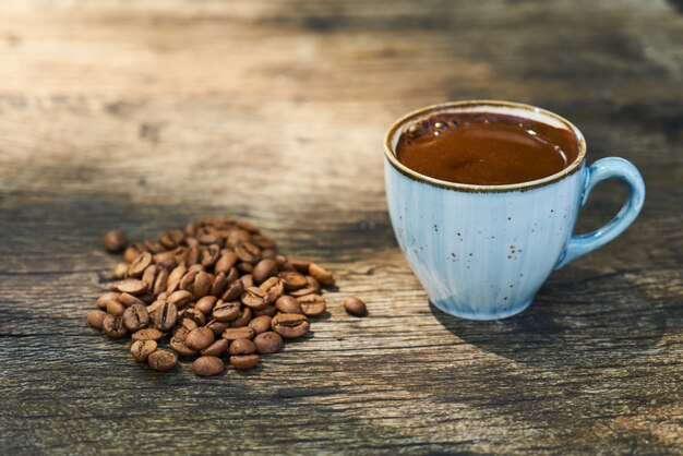 Caffè turco scuro sul tavolo