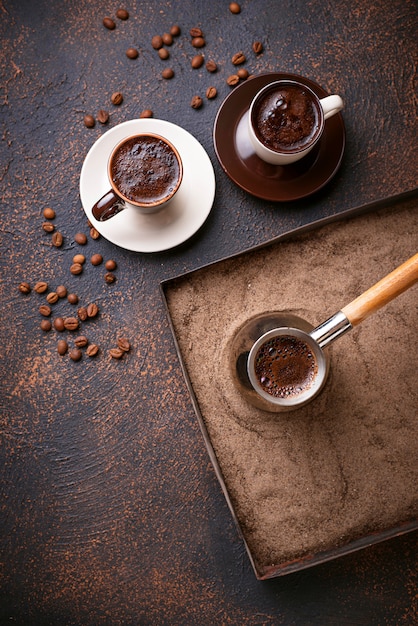 Caffè turco tradizionale preparato sulla sabbia calda