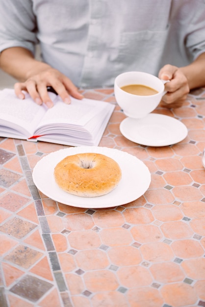 Caffè, un buon libro e pane per il buongiorno in caffetteria