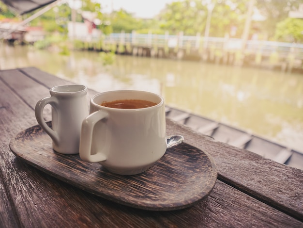 Caffè vicino al canale