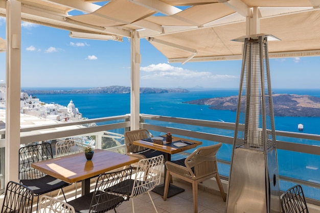 Caffetteria sulla terrazza con vista sul mare. Isola di Santorini, Grecia. Bella destinazione di viaggio