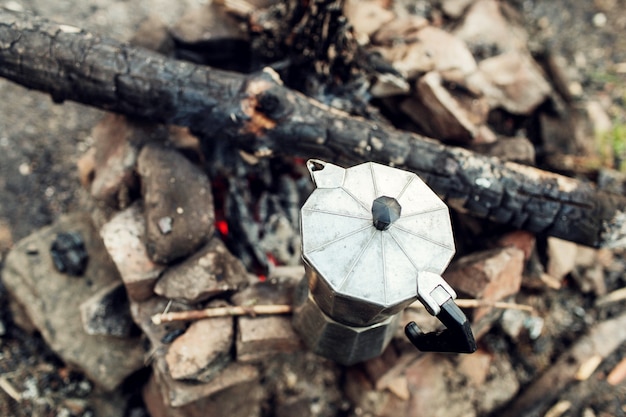 Caffettiera in fiamme in montagna