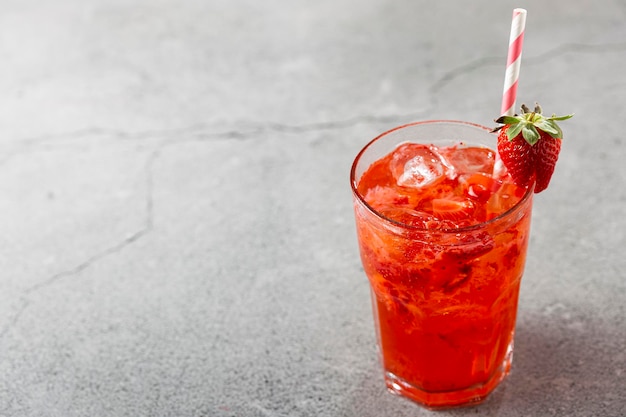 Caipirinha alla fragola sul tavolo Cocktail alla fragola