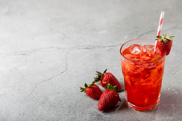 Caipirinha alla fragola sul tavolo Cocktail alla fragola