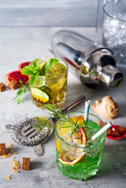 Caipirinha, cocktail di mojito, vodka o bibita gassata con lime, menta e paglia