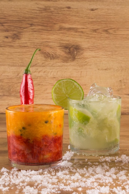 Caipirinha Cocktail nazionale brasiliano a base di liquore di canna da zucchero cachaca e frutta