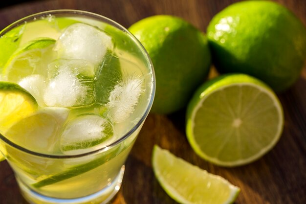 Caipirinha di frutta limone del Brasile sulla tavola di legno