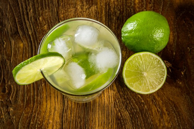 Caipirinha di frutta limone del Brasile sulla tavola di legno