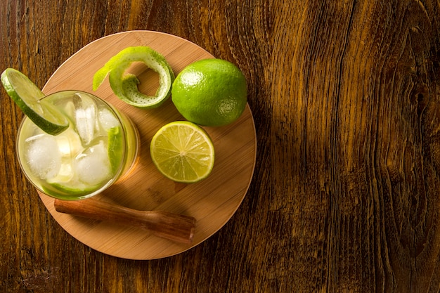 Caipirinha di frutta limone del Brasile sulla tavola di legno