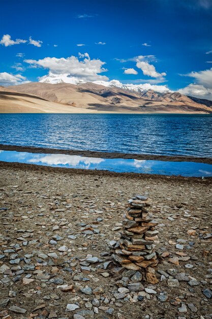 Cairn di pietra al lago himalayano tso moriri