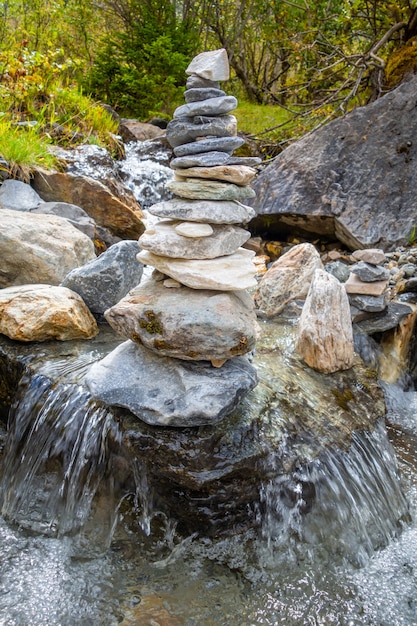 Cairn su un fiume nella valle del Parco Nazionale della Vanoise, Savoia, sulle Alpi francesi