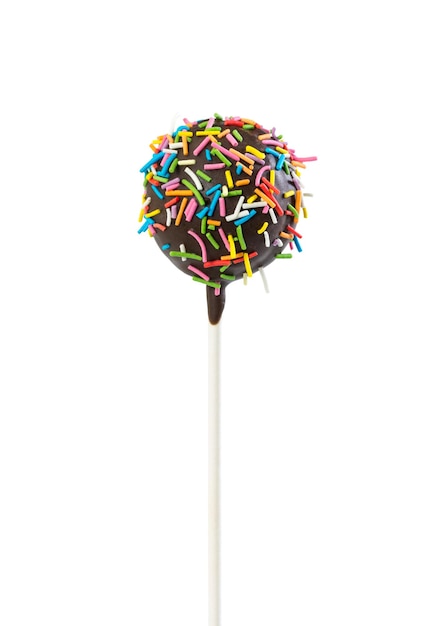 Cake pop con glassa al cioccolato e confettini colorati isolati su sfondo bianco