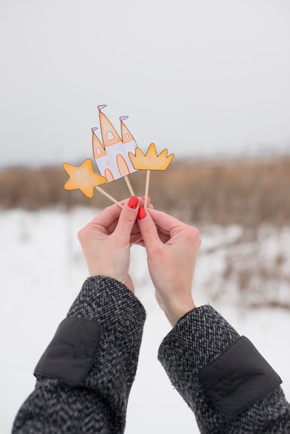 Cake toppers nelle mani di una ragazza in inverno