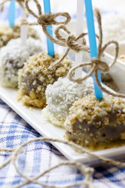 Cakepops al cioccolato con noci e scaglie di cocco