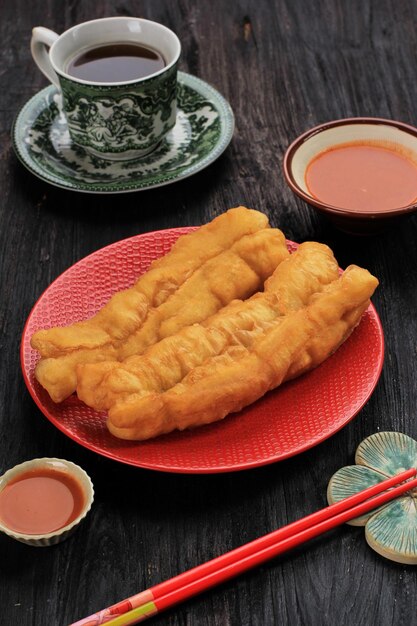 Cakwe o Cakue o Youtiao è uno spuntino di pane tradizionale cinese lungo GoldenBrown striscia di pasta fritta popolare in Cina e nel sud-est asiatico