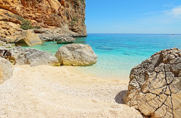 Cala Biriola rocce in una giornata di sole Sardegna