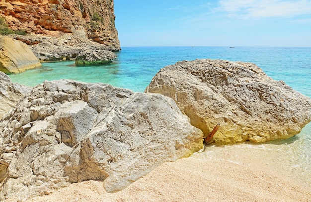 Cala biriola rocce in una giornata limpida