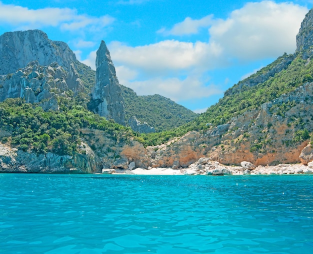 Cala Goloritze vista dal mare in una giornata limpida