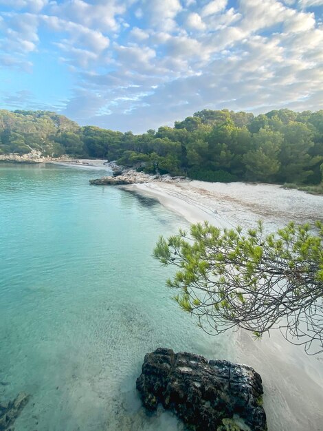 Cala Turqueta a Menorca Spagna con sabbia bianca e mare trasparente turchese isola deserta