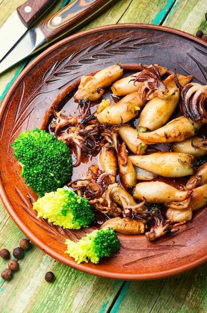 Calamari al forno ripieni di broccoli e funghi.Appetitosi frutti di mare.