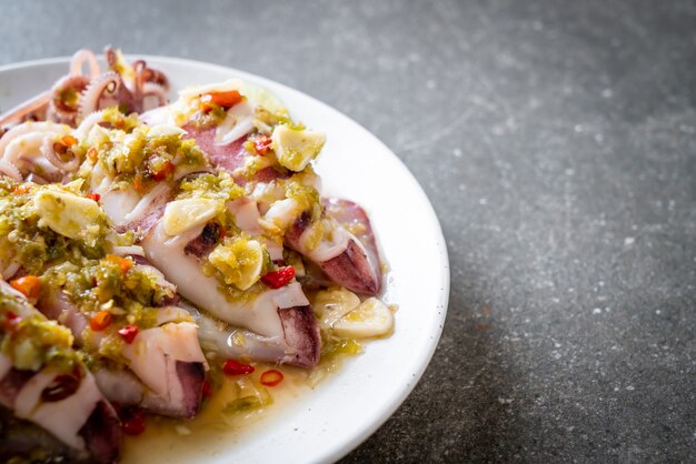 Calamari al vapore con peperoncino piccante e salsa al limone