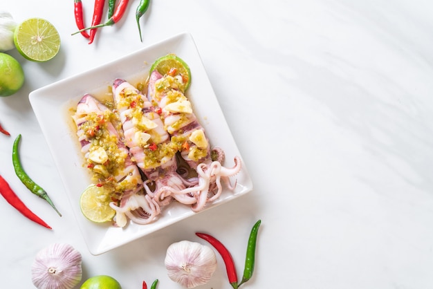 Calamari al vapore con peperoncino piccante e salsa al limone