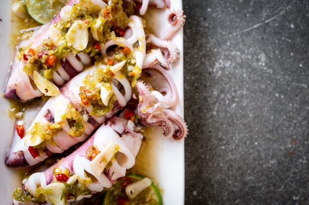 Calamari al vapore con peperoncino piccante e salsa al limone