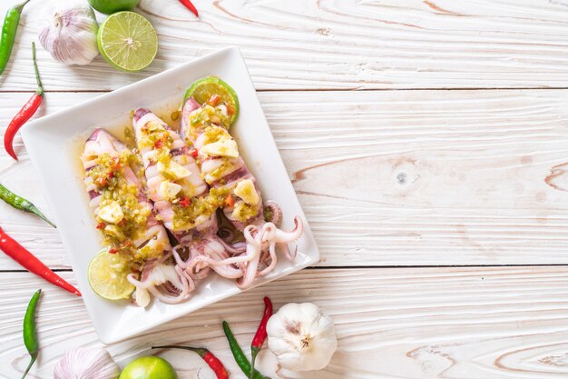 Calamari al vapore con peperoncino piccante e salsa al limone