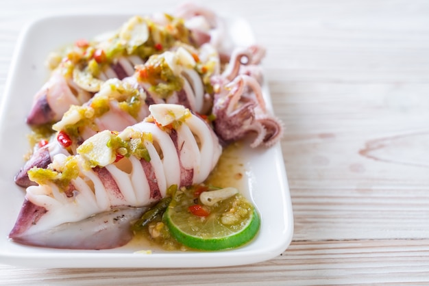 Calamari al vapore con peperoncino piccante e salsa al limone