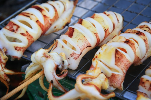 Calamari alla griglia Cibi di strada, messa a fuoco selettiva.