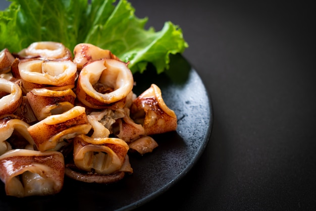 calamari alla griglia sul piatto