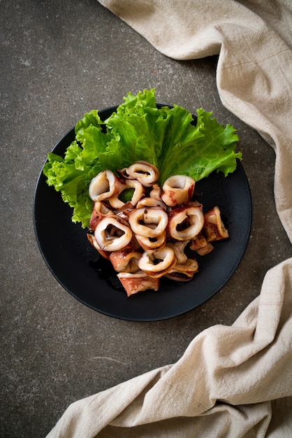 calamari alla griglia sul piatto