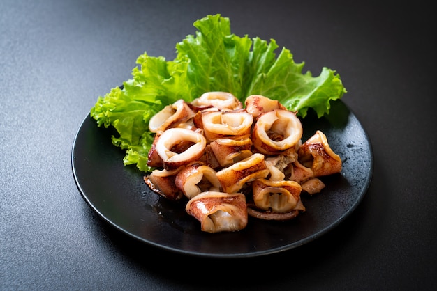 calamari alla griglia sul piatto