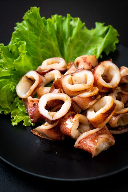 calamari alla griglia sul piatto