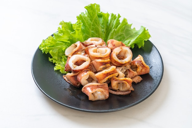 calamari alla griglia sul piatto