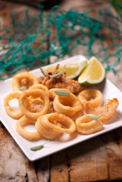 Calamari fritti dorati arrostiti su un piatto