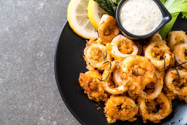 calamari fritti o polpo (calamari) con salsa