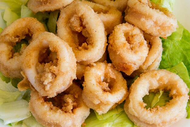 Calamari fritti serviti su un piatto