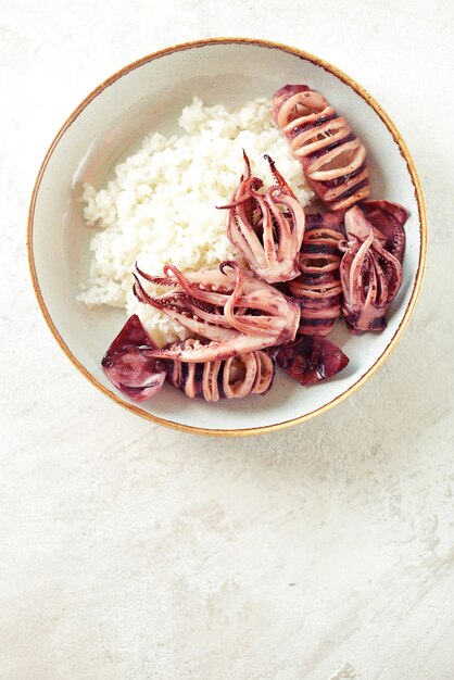 Calamari interi alla griglia con riso bollito