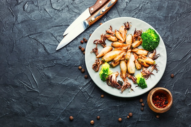 Calamari ripieni di broccoli e funghi su un piatto.Copia spazio