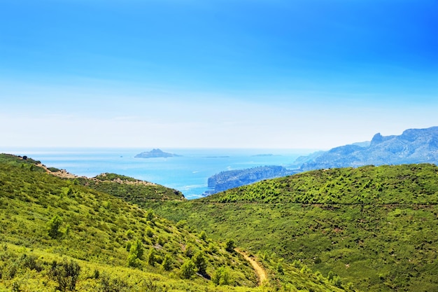 Calanques nel Mar Mediterraneo in Costa Azzurra in Francia in estate.