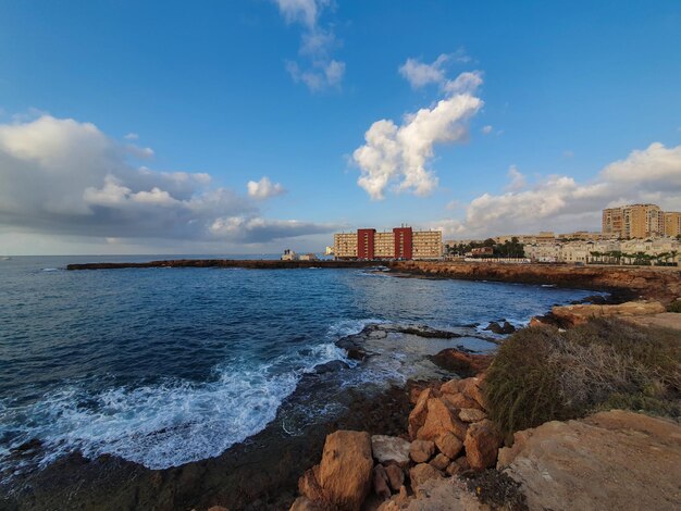 Calas de Torrevieja rocas junto al mar