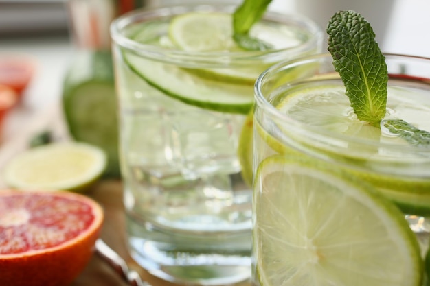 Calce con cetriolo punch menta e limone in tazza di vetro primo piano