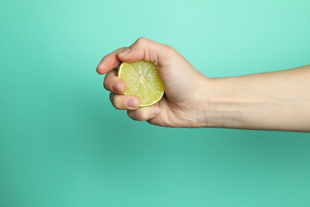 Calce femminile della stretta della mano sulla parete della menta