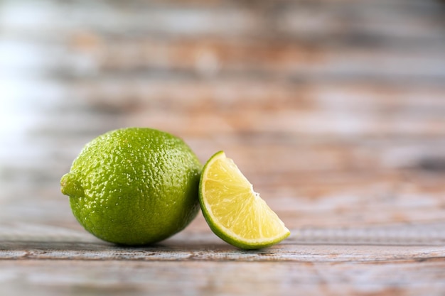 Calce verde isolata su sfondo bianco