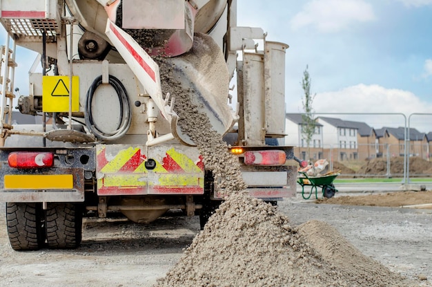 Calcestruzzo consegnato al cantiere e scaricato dall'autocarro betoniera