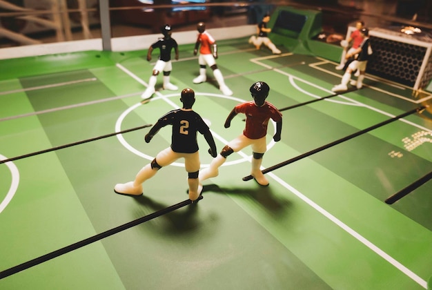 Calciatori in azione, miniature, concetto di sport, concetto di competizione. corte in miniatura