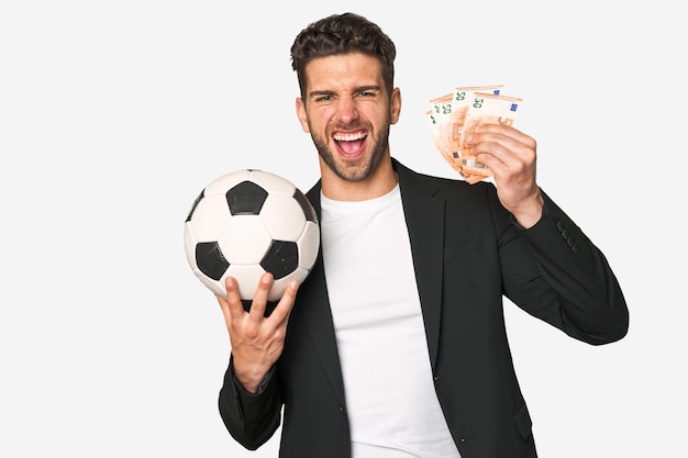 Calcio e finanza Giovane uomo d'affari con una palla e una mazzetta di banconote in euro