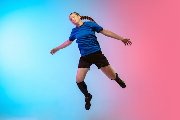 Calcio femminile, allenamento di calciatori su muro al neon, gioventù